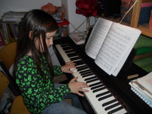 Konzentriert beim Klavierunterricht in Leizpig - Konzentriert beim Klavierunterricht in Leizpig